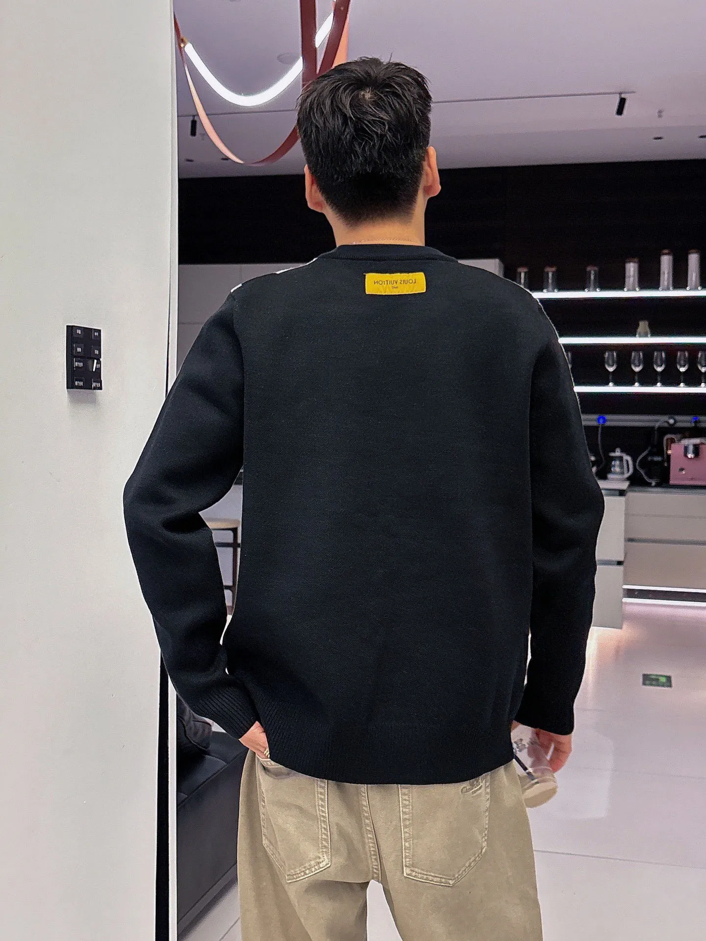 🅿️440 【LV Louis Vuitton】Autumn and winter classic round neck pullover sweater, in full condition! ! ! Wool blended fabric, the latest model in 2025, golden ratio! ! Slim-fitting soft gold, versatile and practical item, the combination and practicality are extremely powerful, simple and elegant, and classy! To create your own style, it is highly recommended to buy it in two colors. The standard slim fit tailoring process is suitable for both young and old men. It is knitted from wool and will not cause any discomfort! While keeping warm, it is stylish, textured and wearable, and the classic logo with contrasting colors on the chest feels in place! ! Recommended for regular customers! ! Size M-3XL (maximum wear: 190 pounds)